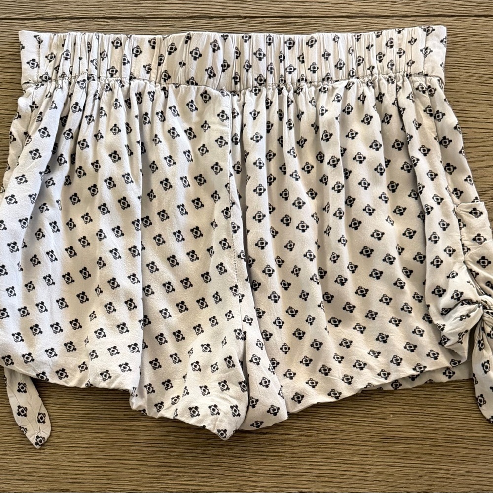 Free People High Waist Patterned Gray Shorts
Fully lined Stretchy waist.Packets. - Picture 3 of 5